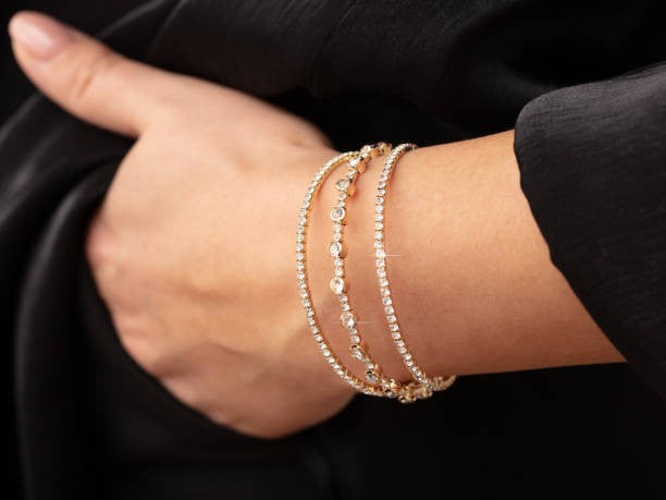 What’s the Difference Between Tennis and Bangle Diamond Bracelets for Women?
